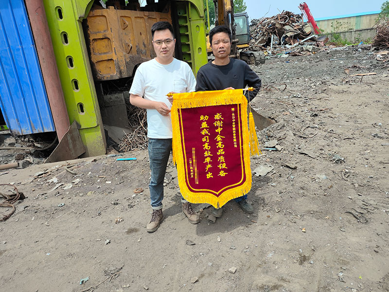 A client from Hubei presented a silk banner to us