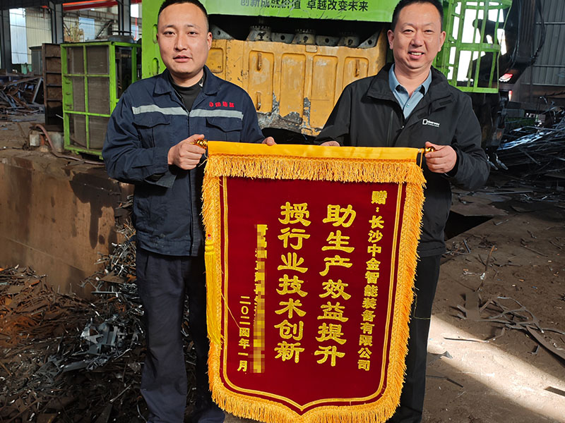 A client from Shandong presented a silk banner to us