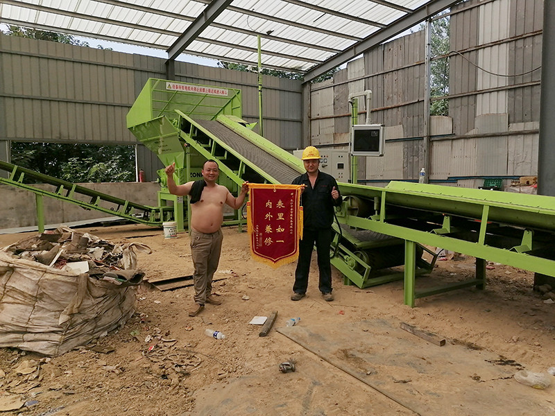 A client from Jiangsu(1) presented a silk banner to us