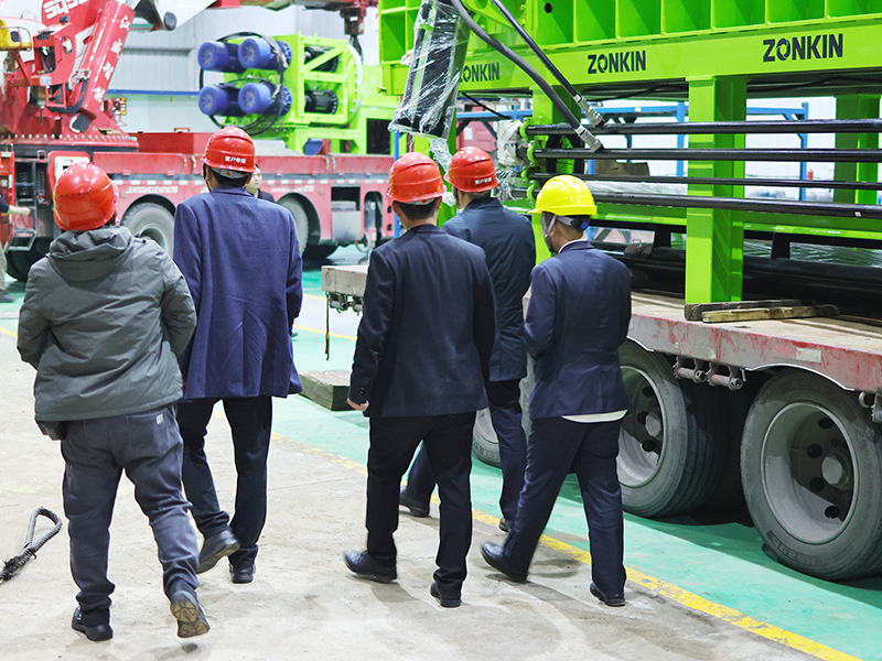 A customer from East China visited ZONKIN and inspected ZONKIN step-type multi-blade shear.3