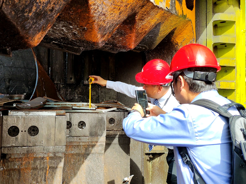 Our Clients from Taiwan, China conducted an official visit to ZONKIN Equipment on April 14, participating in a facility tour and observing the operation of step-type multi-blade shear.1
