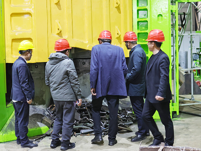 A customer from East China visited ZONKIN and inspected ZONKIN step-type multi-blade shear.1