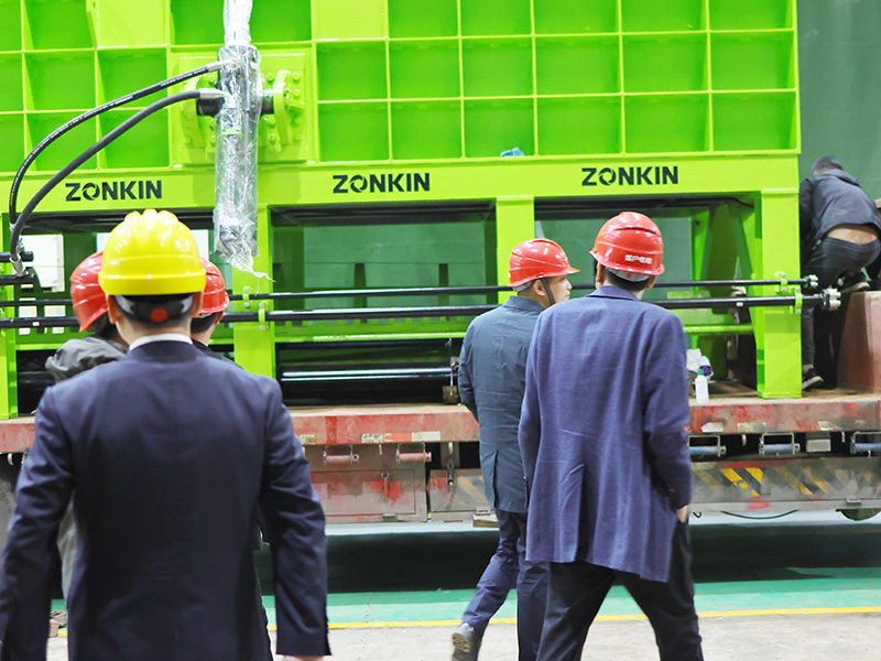 A customer from East China visited ZONKIN and inspected ZONKIN step-type multi-blade shear.2