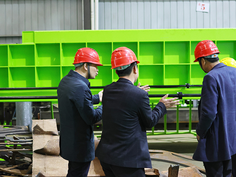 A customer from East China visited ZONKIN and inspected ZONKIN step-type multi-blade shear.