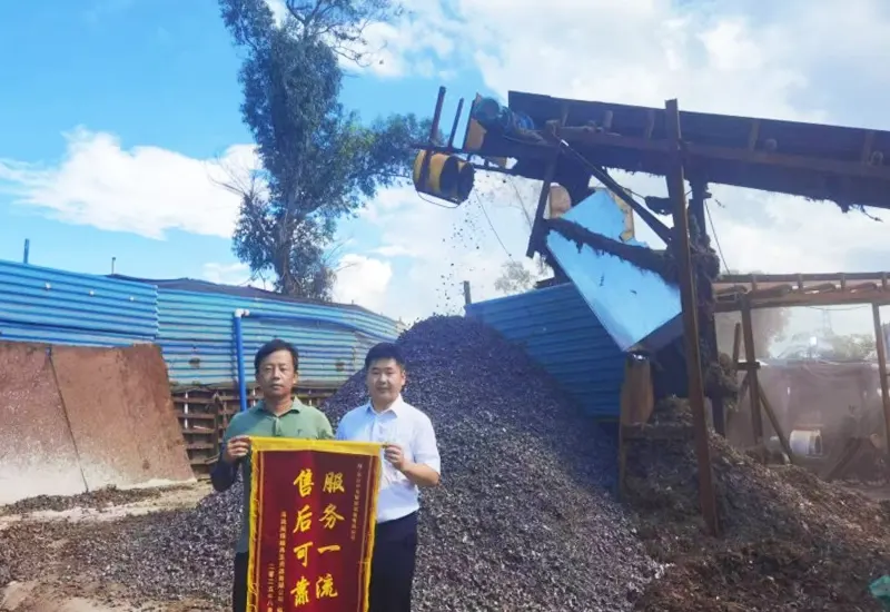 A customer from Haikou, Hainan province presented a silk banner to us